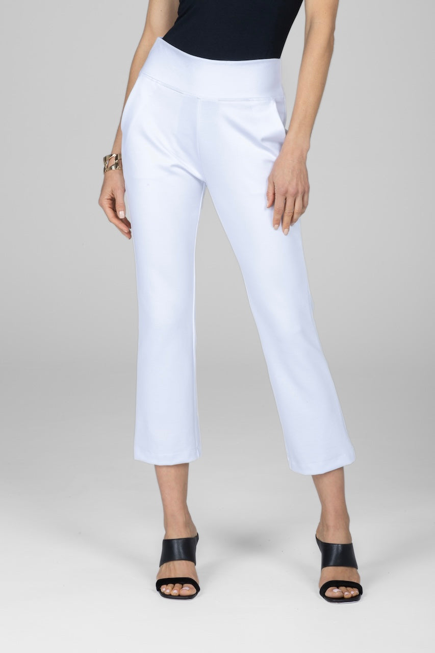 Woman wearing white ankle pants with front pockets