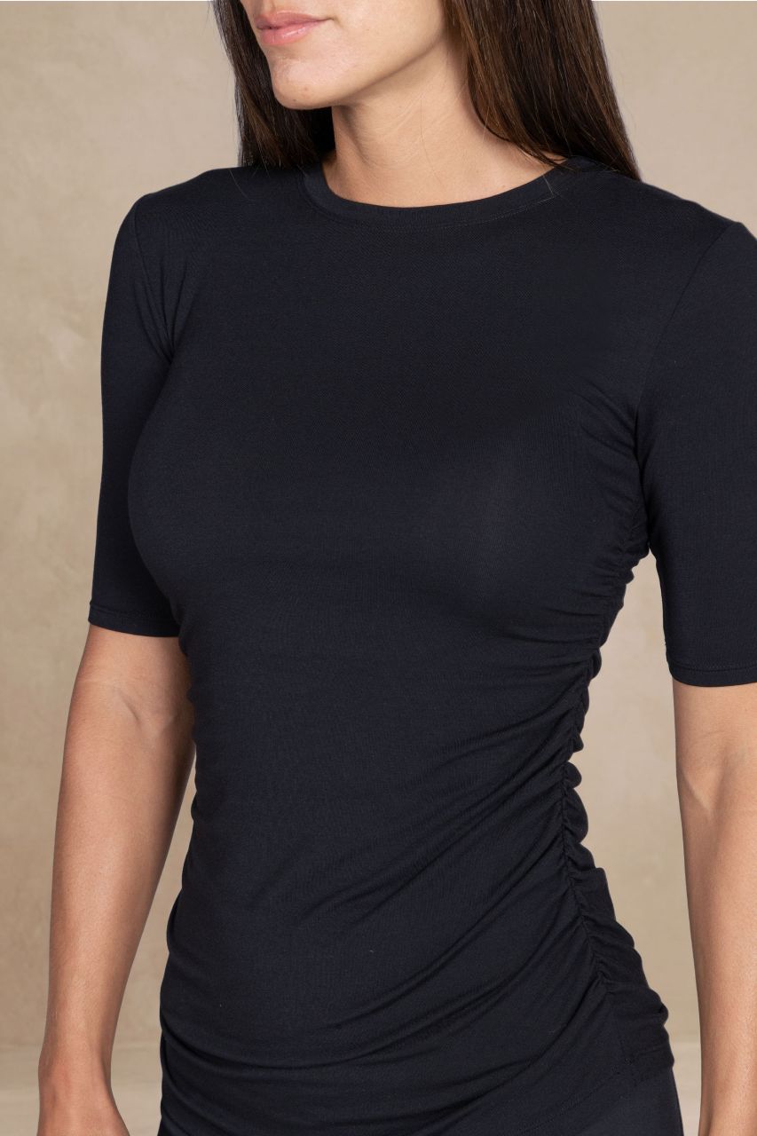 RUCHED ELBOW SLEEVE TEE: BLACK