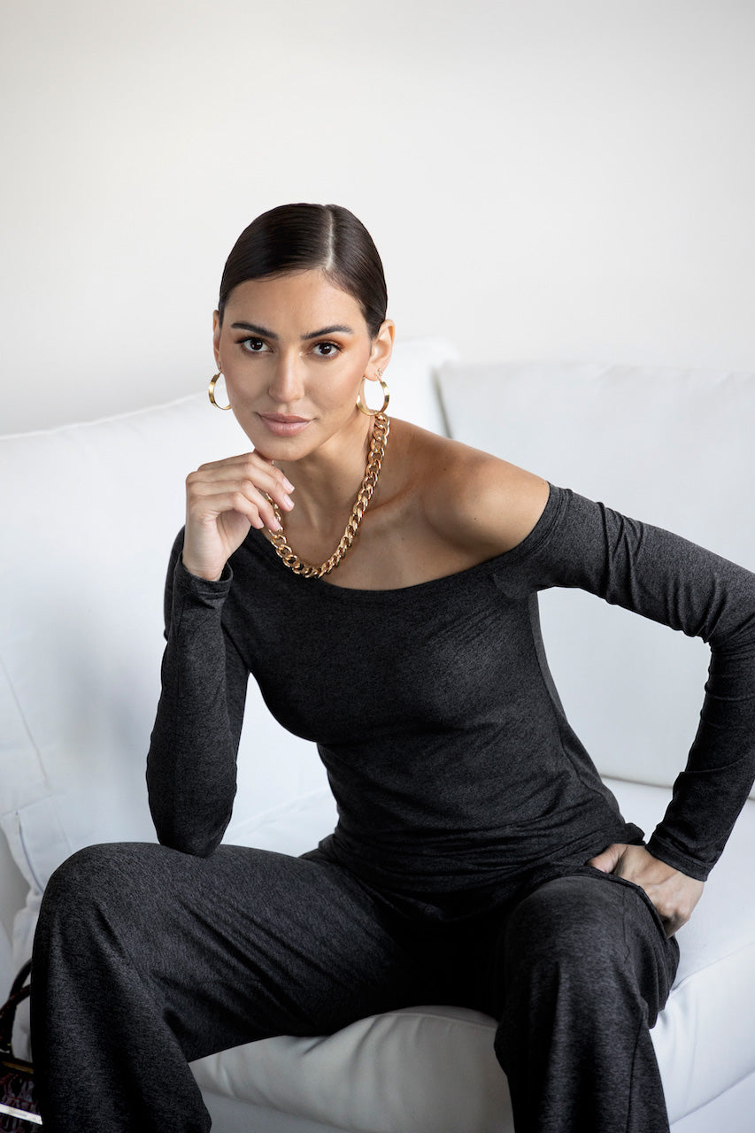 OFF THE SHOULDER YOGA TOP: GRAPHITE BLACK