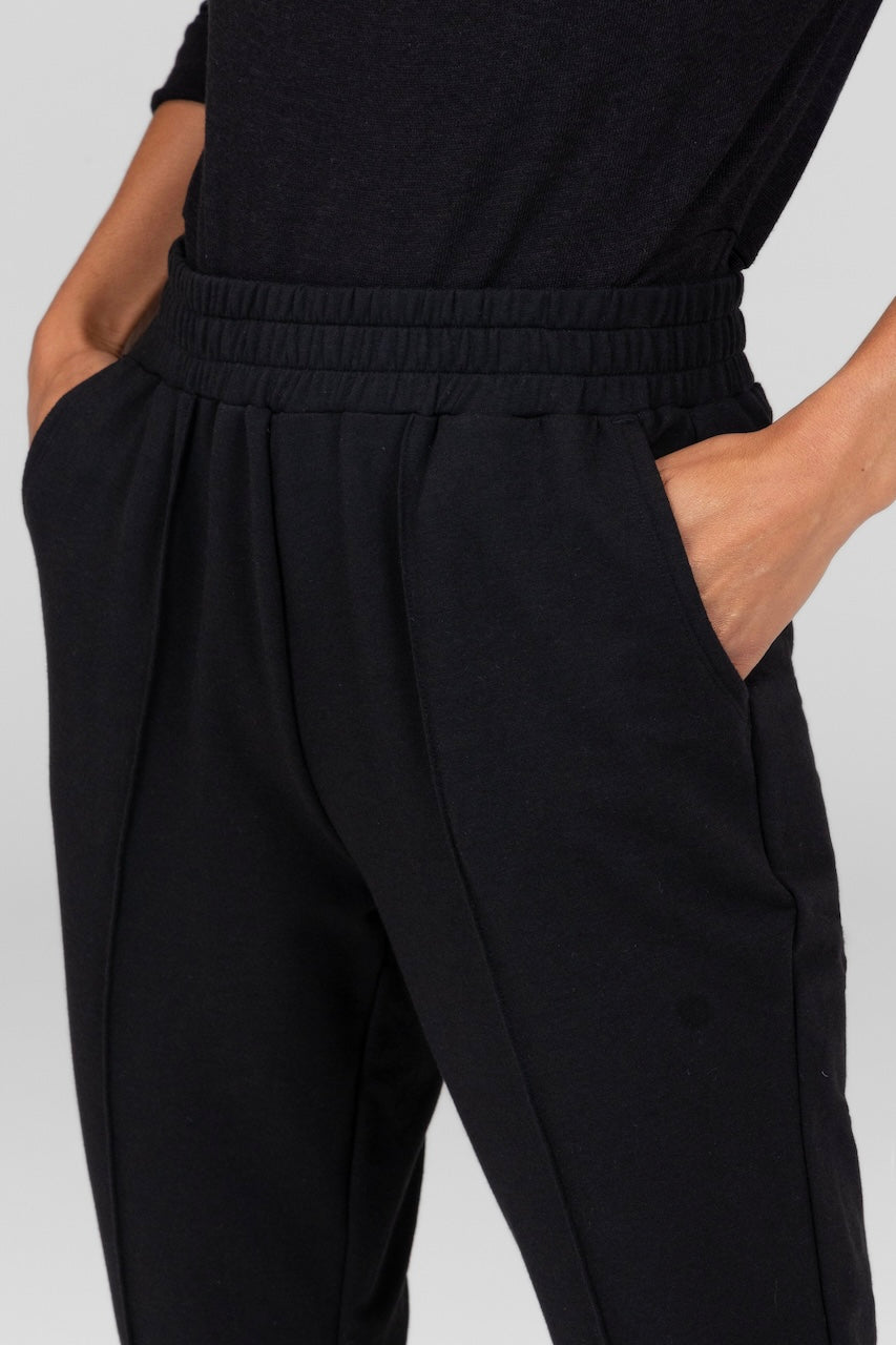 TRAVEL PINTUCK JOGGER: BLACK