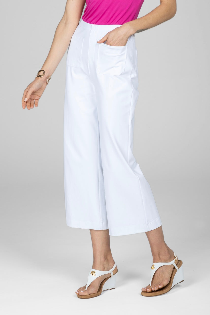 Woman wearing white cropped pants with front patch pockets