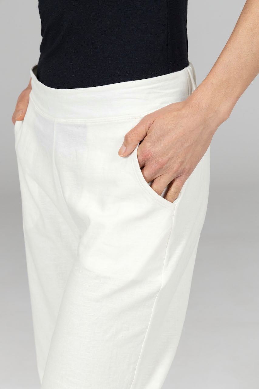 Close up with hands in pockets RAVELLO LINEN PANT: IVORY